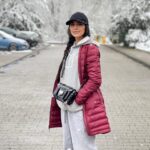 Hoda Zeinolabedin Instagram - به من بي احترامي هم كني؛ من احترامت را دارم… بدون انتظار جواب،به تو سلام ميكنم… شايد براي خوشحال كردنت اقدامي نكنم اما لااقل تمام حواسم هست كه نرنجانمت، مراقبم، مراقبم از من نشكني… چون من مسافر خاكم، تو را نميدانم…