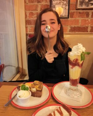 Holly Earl Instagram - Pudding for three for one 🤤😍