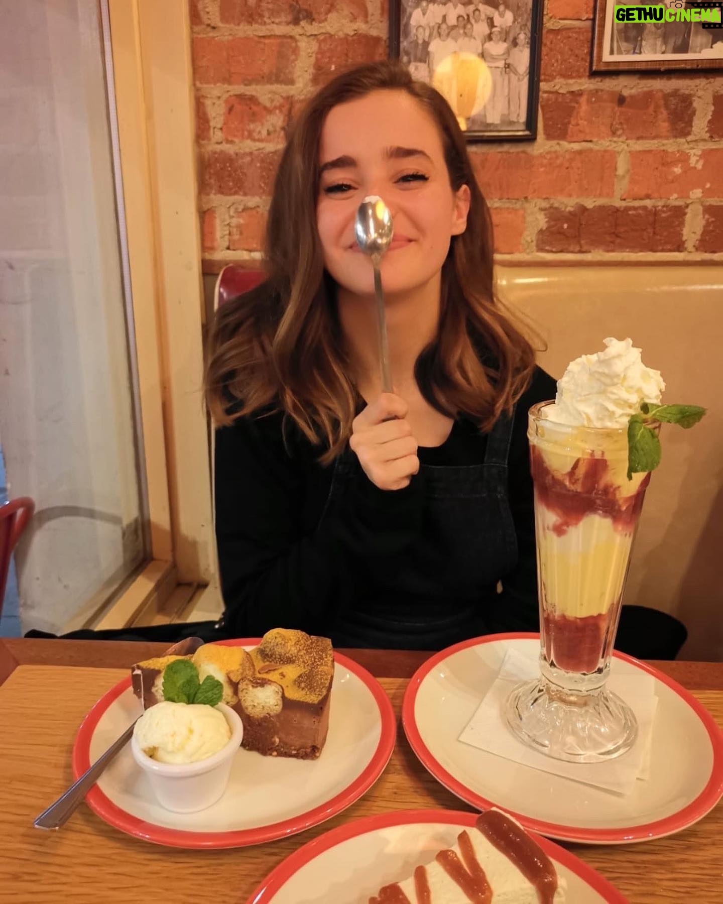 Holly Earl - 16.1K Likes - Pudding for three for one 🤤😍