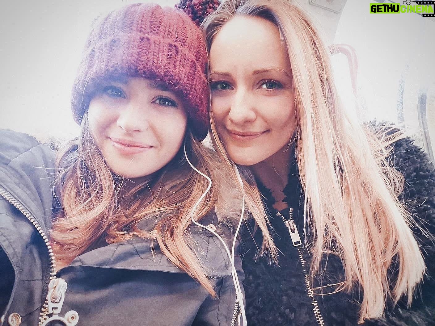 Holly Earl - 8.9K Likes - Going to miss my big sis @lizziejearl when she heads to Bali for greener pastures in the New Year! Exciting times ahead! #takemewithyou #icanfitinasuitcase