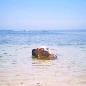 Holly Earl Instagram - Having a mermaid moment 🧜‍♀️ 🎥 = @lizziejearl

#lembongan #baliindonesia #thelittlemermaid