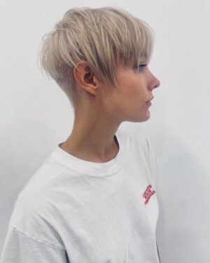 Holly Horne Instagram - Thank you @house_of_sassoon_salon_soho @mysassoonhair 🩵 @iamsimonaiatri for the wicked cut and @samholderhair for the stunning colour. #sassoonofficial #vidalsassoon #mysassoonhair #sassoonsalonofficial 
#houseofsassoon #studio #hair #sassoonacademy