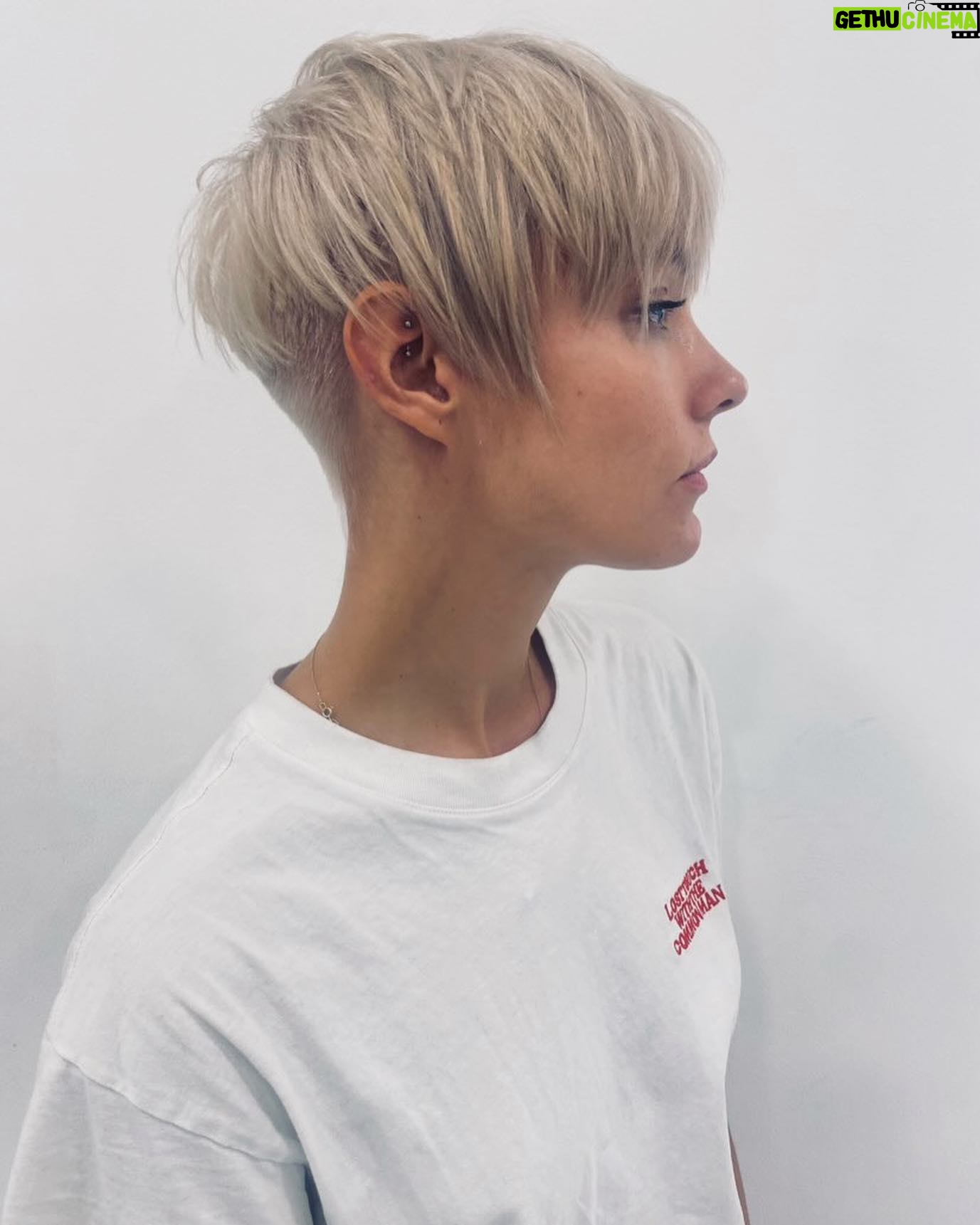 Holly Horne - 1.7K Likes - Thank you @house_of_sassoon_salon_soho @mysassoonhair 🩵 @iamsimonaiatri for the wicked cut and @samholderhair for the stunning colour. #sassoonofficial #vidalsassoon #mysassoonhair #sassoonsalonofficial
#houseofsassoon #studio #hair #sassoonacademy