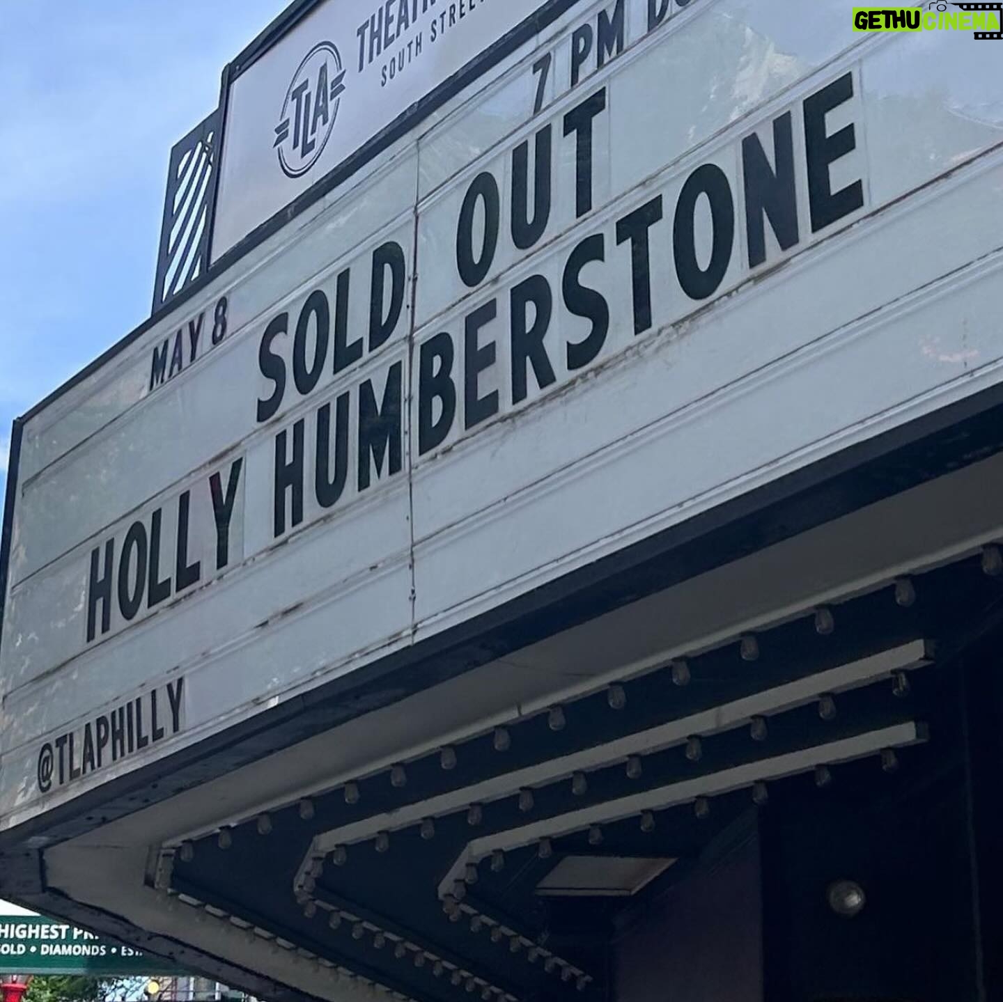 Holly Humberstone Instagram - Sweet things from tour ⚜️🥀🖤✨