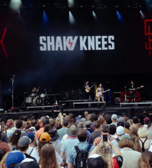 Holly Humberstone Instagram - Gorgeous to be back in USA with my faves playing shows 💟💟 here’s some piccys from @shakykneesfest & @lovinlifemusicfest  this weekend ! Thanks for the best times xxxx