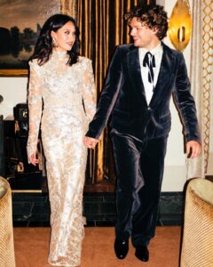 Holly Mae Brood Instagram - Een avond @televizier ring gala met een gouden randje. Zo niet normaal trots op jou @soykroon ❤️ hij wint #TelevizierTalent en ik een jurk op maat gemaakt. 💃🏻 • Styling: @tommydriessen #tommydriessencollections @tommydriessencollections Hair: lead @remarcablehair assist: @arnaudschoenmaker @hairbyhoria Hair products: @balmainhaircouture Mua: lead @dominiquesamuel, assist: @pamelajuly @isabel_artist Production: @tommydriessencollections / @eva_wassink / @fuelamsterdam / @lars_meekel Jewellery: @vintage_kroonjuweeltjes Locatie: @deleuropeams 📸: @rubenduipmans #sustainableglamour