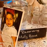 Holly Mae Brood Instagram – Gister was mijn verjaardag. Eten, drinken, dansen, de leukste mensen en werkelijk prachtige kado’s van iedereen die ik lief heb. Met als klapper een schilderij geïnspireerd op mij die mijn moeder speciaal voor mij heeft laten maken door @guyolivier_artist . Ik ben blij. Ik ben dankbaar en ik ben vooral heel brak. ❤️ @amsterdam.juliette @barjules.amsterdam