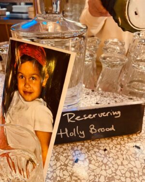 Holly Mae Brood Instagram - Gister was mijn verjaardag. Eten, drinken, dansen, de leukste mensen en werkelijk prachtige kado’s van iedereen die ik lief heb. Met als klapper een schilderij geïnspireerd op mij die mijn moeder speciaal voor mij heeft laten maken door @guyolivier_artist . Ik ben blij. Ik ben dankbaar en ik ben vooral heel brak. ❤️ @amsterdam.juliette @barjules.amsterdam