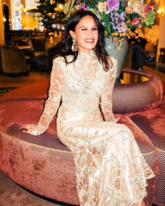 Holly Mae Brood Instagram - Een avond @televizier ring gala met een gouden randje. Zo niet normaal trots op jou @soykroon ❤️ hij wint #TelevizierTalent en ik een jurk op maat gemaakt. 💃🏻 • Styling: @tommydriessen #tommydriessencollections @tommydriessencollections Hair: lead @remarcablehair assist: @arnaudschoenmaker @hairbyhoria Hair products: @balmainhaircouture Mua: lead @dominiquesamuel, assist: @pamelajuly @isabel_artist Production: @tommydriessencollections / @eva_wassink / @fuelamsterdam / @lars_meekel Jewellery: @vintage_kroonjuweeltjes Locatie: @deleuropeams 📸: @rubenduipmans #sustainableglamour