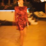 Holly Mae Brood Instagram - Tonight walking into the villa.. @loveislandnl 📸: @soykroon