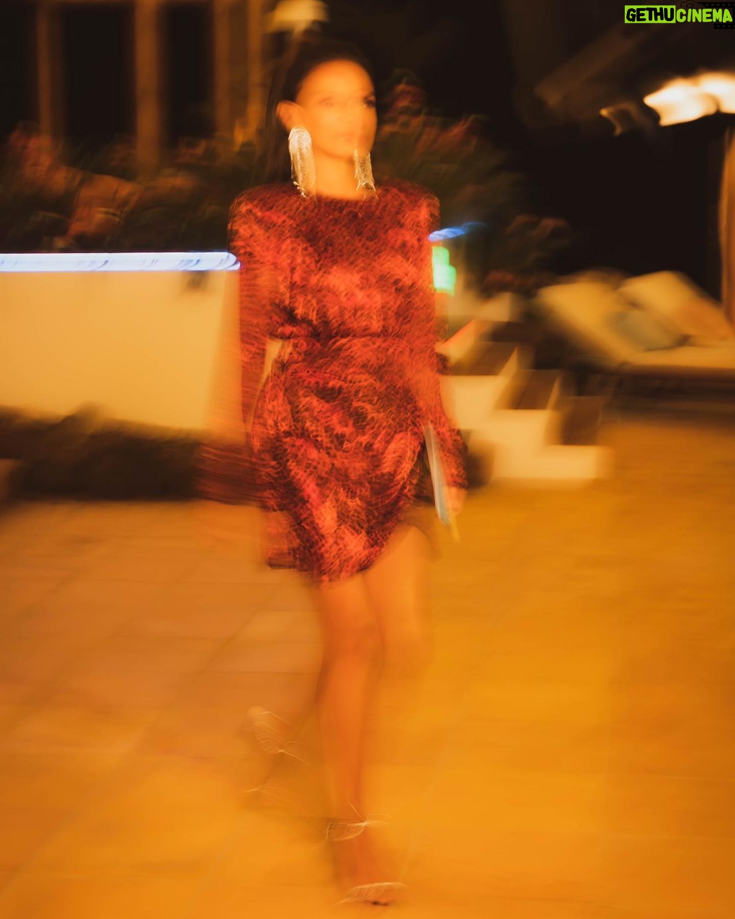 Holly Mae Brood Instagram - Tonight walking into the villa.. @loveislandnl 📸: @soykroon
