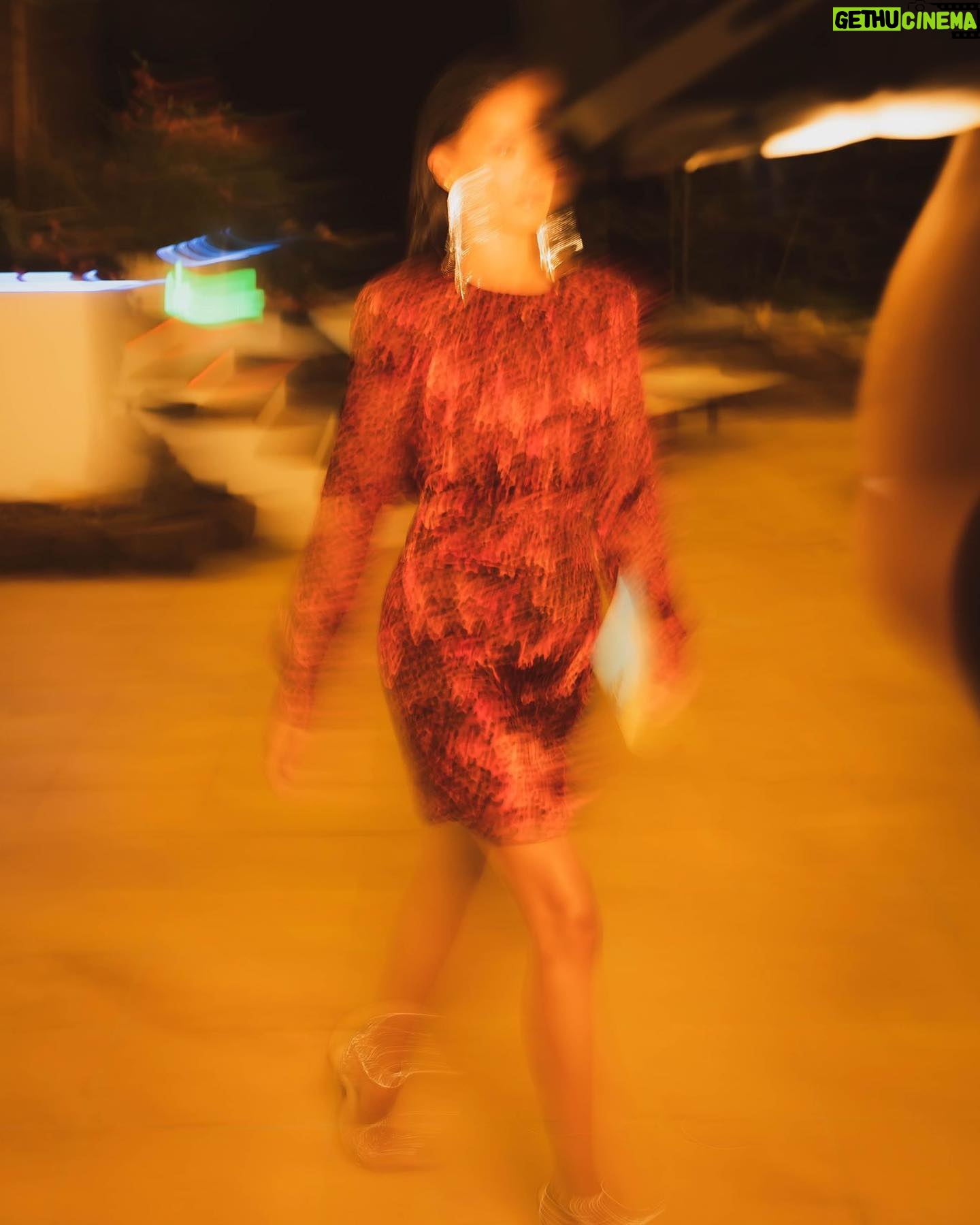 Holly Mae Brood Instagram - Tonight walking into the villa.. @loveislandnl 📸: @soykroon