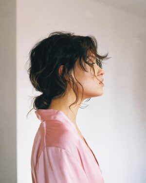 Holly Mae Brood Instagram - Voor mijn werk moeten er soms intieme scènes opgenomen worden. Er wordt dan aan mij gevraagd wie er aanwezig zal zijn op de set, of ik een bekende als figurant wil. Van tevoren word ik door een intimiteitscoördinator gecoacht, die dan op de vloer aanwezig zal zijn. Alle beelden die in een serie of shoot voorkomen, worden achteraf gecontroleerd bij mij en mijn agent. De restbeelden worden dan verwijderd nadat deze zijn gemaakt, dat geld hetzelfde voor fotoshoots voor bladen. Ik hou ervan om mijn lijf te omarmen en te mogen laten zien, want elk lijf is prachtig en de absolute moeite waard om te laten zien! De volledige controle houden over JOUW lijf is belangrijk en daar mag niemand iets mee doen waar het niet voor is bestemd. JOUW keuzes, JOUW lijf. Dat gun ik iedereen. Als jij een intieme foto ontvangt, is die voor JOU bedoelt. En dus niet voor iemand anders. Denk na voordat je zoiets doorstuurt. 

Ik vind het fantastisch dat @kpn met #stukjevanmij aandacht besteed aan dit onderwerp, om zo bewustzijn te creëren. Een intieme foto sturen is namelijk absoluut niks mis mee. Maar wel alleen voor de ogen van de persoon waarvoor het is bedoelt. Het is namelijk ‘een stukje van jou’ Lieve mensen, bescherm elkaar❤️ #stukjevanmij #beterinternet #partner 

📷: @gianlevi