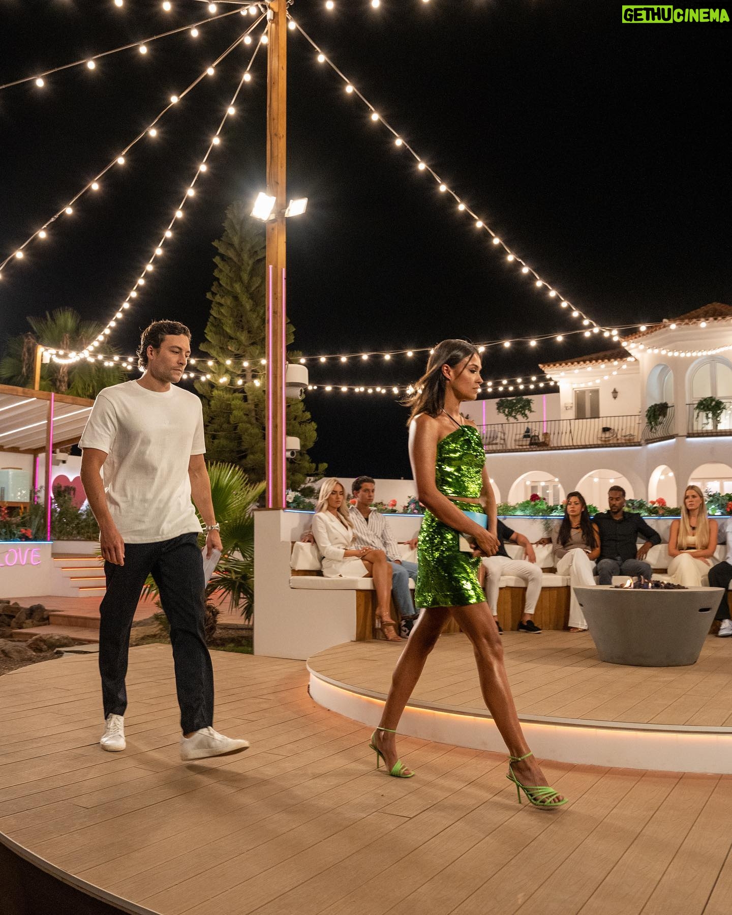 Holly Mae Brood Instagram - Goedenavond Islanders💚 @loveislandnl @loveislandvlaanderen @videolandonline #loveisland Laatste foto luisterend tijdens rug kraken naar @giogoose