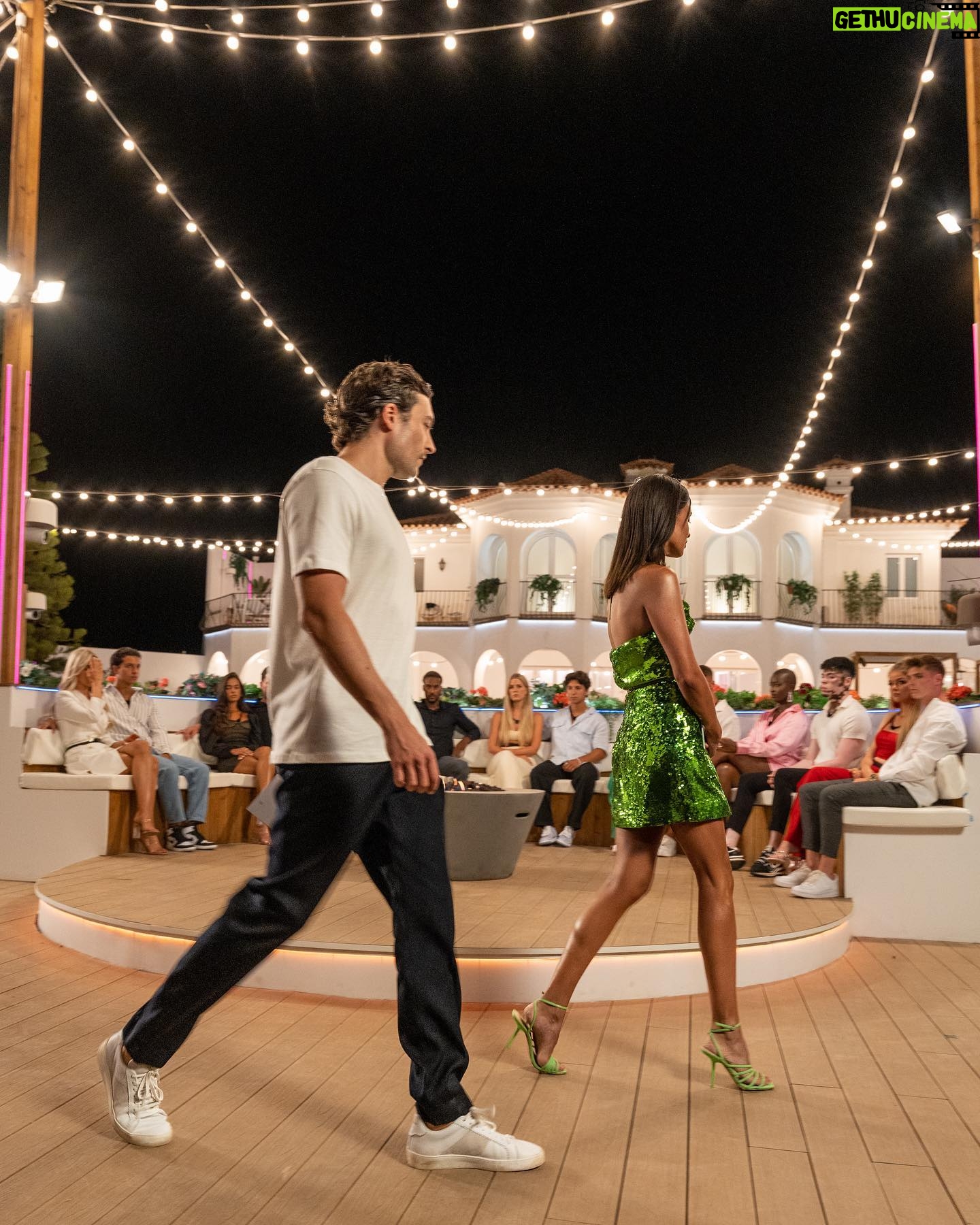 Holly Mae Brood Instagram - Goedenavond Islanders💚 @loveislandnl @loveislandvlaanderen @videolandonline #loveisland Laatste foto luisterend tijdens rug kraken naar @giogoose