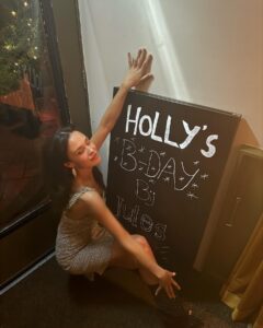 Holly Mae Brood Instagram - Gister was mijn verjaardag. Eten, drinken, dansen, de leukste mensen en werkelijk prachtige kado’s van iedereen die ik lief heb. Met als klapper een schilderij geïnspireerd op mij die mijn moeder speciaal voor mij heeft laten maken door @guyolivier_artist . Ik ben blij. Ik ben dankbaar en ik ben vooral heel brak. ❤️ @amsterdam.juliette @barjules.amsterdam