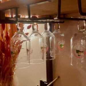 Holly Mae Brood Instagram - Gister was mijn verjaardag. Eten, drinken, dansen, de leukste mensen en werkelijk prachtige kado’s van iedereen die ik lief heb. Met als klapper een schilderij geïnspireerd op mij die mijn moeder speciaal voor mij heeft laten maken door @guyolivier_artist . Ik ben blij. Ik ben dankbaar en ik ben vooral heel brak. ❤️ @amsterdam.juliette @barjules.amsterdam