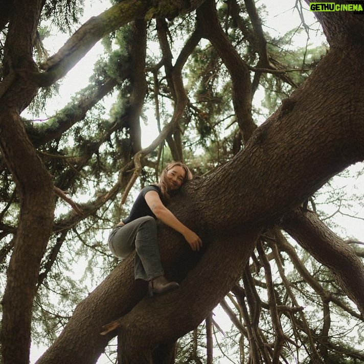 Holly Taylor Instagram - happy belated bday to earth i love u 🌳 @bpricephotography