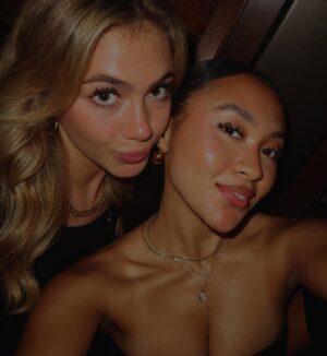 Honey Robinson Instagram - wine & dine #roomies 

#explore #exploremore