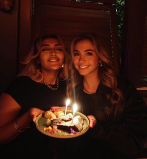 Honey Robinson Instagram - wine & dine #roomies 

#explore #exploremore