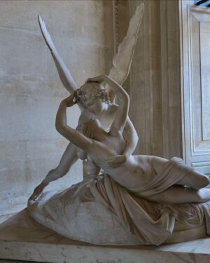 Honey Robinson Instagram - i louvre you
#explore #exploremore #louvremuseum #museum #paris