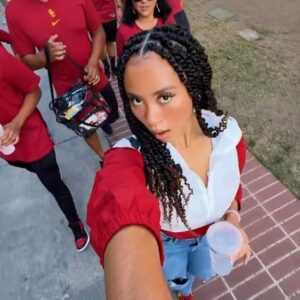 Honey Robinson Instagram - For everyone going through this rn, it gets better 🫶🏽

#usc #college #collegeacceptance #collegeadmissions #trojans #exploremore