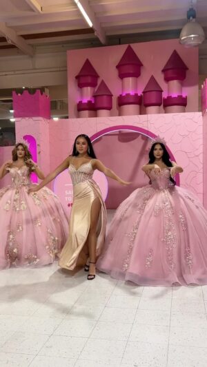 Honey Robinson Instagram - bts ✨🎀 

#quince #quinceanera #quincedress #dance #explore #exploremore #reels #reelsinstagram