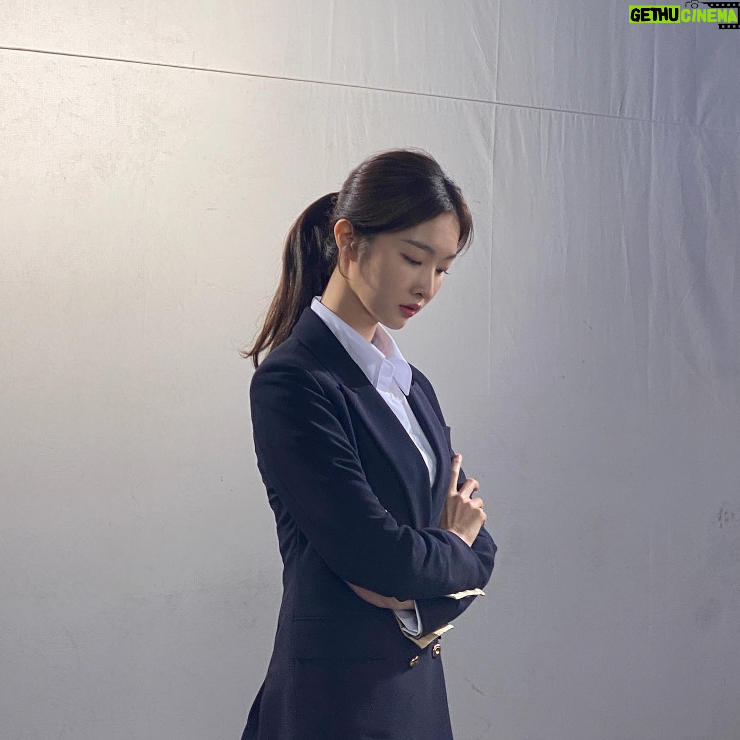 Hong Bi-ra - 7.3K Likes - #happynewyear #2023
2022 정말 행복하고, 감사했습니다.
다가오는 2023년에는 더더 좋은 모습 행복한 모습
마구마구 보여드릴 수 있도록 쉬지않고 노력하겠습니다🙏🏻
새해 복 많이 받으세요🐰🎊
건강하고 행복해요 우리💓