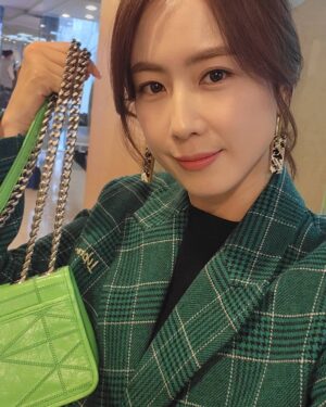 Hong Eun-hee Instagram - 2022.겨울의 한가운데 
거리두는 일상이 너무 익숙해진 어느오후..
다 옛날얘기지 하는때가 어서오길..

그럼..나이들었겠죠? ㅎㅎ

즐거운저녁시간보내세요 
오늘도춥다..

#오늘부터우리는