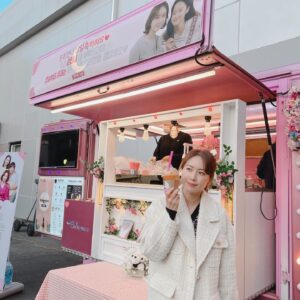 Hong Eun-hee Instagram - 오늘 종일 현장에서 보낸 생일이 너무나 행복했어요
감사합니다 모두^^

연이은 서프라이즈 ^^ #맵시청담 홍은희팀 땡큐
남편님과 혜빈이의 릴레이 커피차 ^^
하루에 커피차 두대온날 ㅋㅋㅋ

#오늘부터우리는 
우리 드라마팀 배우들도 너무 고마웠어요
수향이 동욱이 수로선배님 성훈이^^

역대급으로 축하 많이 받은날 2022.02.17
선물에 꽃 그리고 케잌으로 한가득♡♡♡
#나무엑터스  그리고 카톡으로 저의 지인분들~~
다시한번 #Thank-you 
행복한하루... 안녕