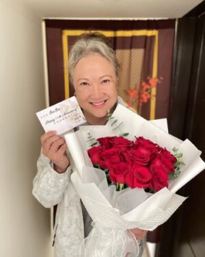 Hong Huifang Instagram - Hong Hui Fang, who is currently filming in Kinmen Islands, received a beautiful bouquet from hubby Zheng Ge Ping for their 30th wedding anniversary – love is truly in the air!❤️
