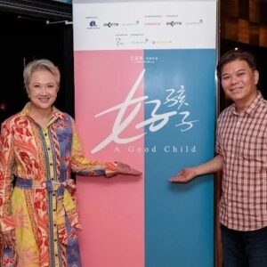 Hong Huifang Instagram - Movie press conference of 《A Good Child》 ,where i will take on the role of a dementia ailed mother of a drag queen. The movie is helmed by director Ong Kuo Sin @burger_gs, Looking forward to the shoot!
电影 《好孩子》开镜记者招待会，我将与导演王國燊 @burger_gs 攜手合作的一部新作品，在電影中飾演一名變裝皇后的母親，且患有失智症, 我為此作品做了很多功課，希望能呈現給觀眾最真實的演出。
#AGoodChildMovie #好孩子
Accounts:
@byleftproductions (Production)
@cloverfilmssg (Production)
@goldenvillagepictures (Theatrical
Partner)
@burger_gs (Director)
@richiekrq
@honghuifang
@luszeming
@charliegoh13
@_ cherylchou.
@the_celebrityagency @catwalktaiwan