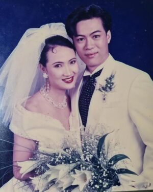 Hong Huifang Instagram - Hong Hui Fang, who is currently filming in Kinmen Islands, received a beautiful bouquet from hubby Zheng Ge Ping for their 30th wedding anniversary – love is truly in the air!❤️