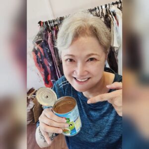 Hong Huifang Instagram - 开工前来杯香浓的传统古早味咖啡，现在还能够喝到这种用牛奶空罐子装的咖啡，好怀念这种old school的感觉。
咖啡就是人生,苦与甜都包含其中
#一个走入历史的文化
#让我回味无穷
#AGoodChild #好孩子 
@catwalktaiwan @the_celebrityagency 
@catwalk.actors