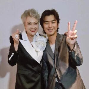Hong Huifang Instagram - 台北的缘分延续到新加坡，好开心，我们台北见喽。
@chenbolin @andiechen 
#不如海邊吹吹風 #淑满奶奶
@catwalktaiwan @the_celebrityagency