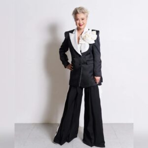 Hong Huifang Instagram - 非常感谢我的团队帮我打扮的美美，容光焕发出席盛会。
Outfit designed & stylef by: @anniechuasg
Make up by: @limelightstudiosg
  @peiyisheng
Hair by: @limelightstudiosg
@henryhongzhen_limelight 
Photo by: @bryanfoong
@henryhongzhen_limelight

Handcrafted flower @gioiellisg 
Jewelry @thisisstateproperty
Jewelry brand is - State Property Fine Jewelry
@catwalktaiwan @the_celebrityagency