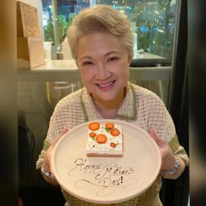 Hong Huifang Instagram - 祝愿全天下妈妈们母亲节快乐，生活开心幸福，健康平安❤️
我可能不是一位完美的妈妈，但我肯定是一位尽责任的妈妈，谢谢我最爱的你们😘😘😘😘
@zhenggeping @calverttay
@tayying_ @_wusihan_