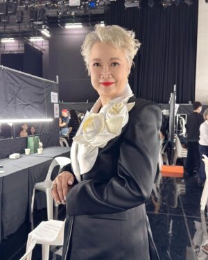 Hong Huifang Instagram - 非常感谢我的团队帮我打扮的美美，容光焕发出席盛会。
Outfit designed & stylef by: @anniechuasg
Make up by: @limelightstudiosg
  @peiyisheng
Hair by: @limelightstudiosg
@henryhongzhen_limelight 
Photo by: @bryanfoong
@henryhongzhen_limelight

Handcrafted flower @gioiellisg 
Jewelry @thisisstateproperty
Jewelry brand is - State Property Fine Jewelry
@catwalktaiwan @the_celebrityagency
