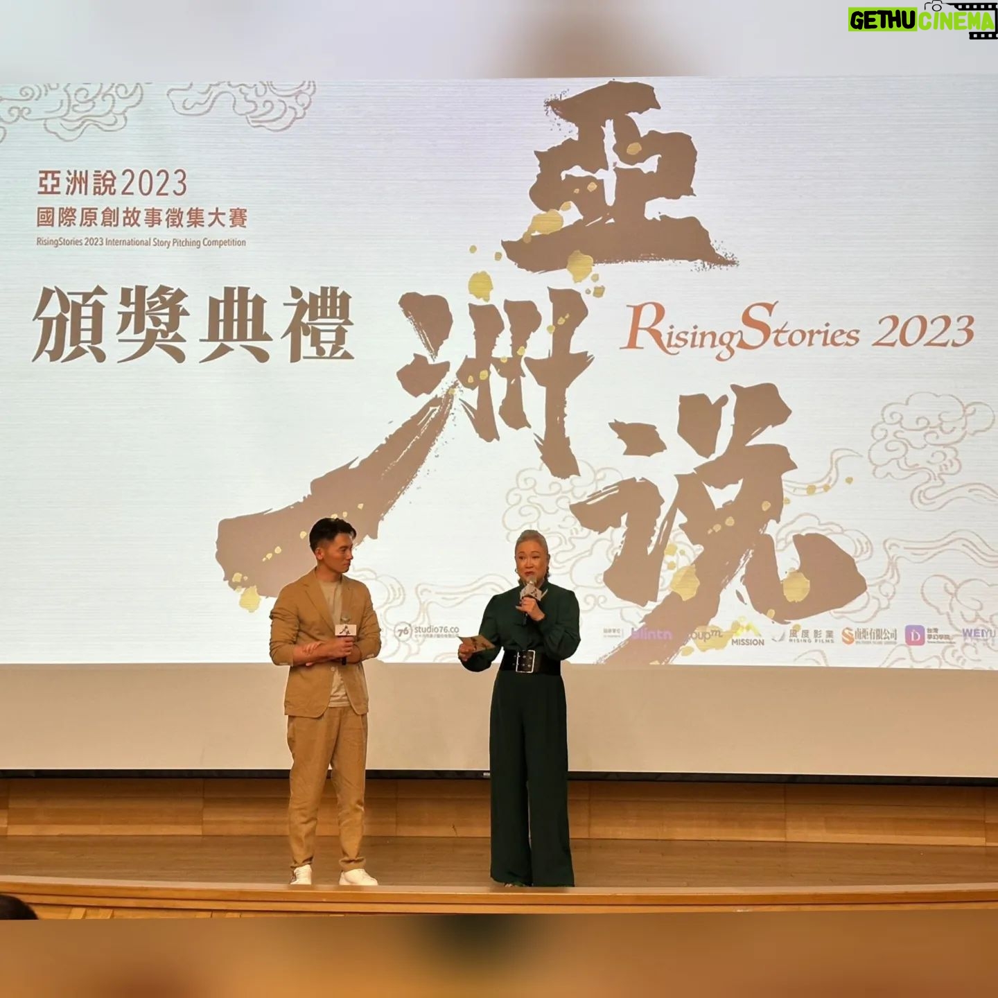 Hong Huifang - 1.2K Likes - 转眼间又到了跨年倒数的时刻，在2024年来临之前，回顾一下收获满满的2023年！
1) 荣获 ASIAN WORLD FILM FESTIVAL BEST ACTRESS 2022 最佳女主角奖项，由于当天是金马奖的颁奖典礼，洛杉矶也是在当天举办的颁奖典礼，所以无法出席领奖，虽然有点遗憾，但是在2023年，导演亲自去洛杉矶把奖项带回新加坡送到我手上，握着奖项感觉好开心好有成就感。 

2) 出席在意大利举办的影展 FAR EAST FILM FESTIVAL 2023，开阔了我另一个层面的视野，认识了很多来自世界各地的影视专业人士，让我更深入了解不同国家的影视运作。 

3) 出席在悉尼举办的影展  SYDNEY FILM FESTIVAL 2023，观看了很多世界各地的电影，让我获益不浅。 

4) 受邀担任《亚洲说2023》的评审工作，接触到很多优秀的故事与编剧人才。 

5) 受邀担任马来西亚电影节 MALAYSIA GOLDEN GLOBAL AWARDS 的颁奖嘉宾。 

6) 受邀出席釜山户外电影节BIFF 2023的影展嘉宾。 

7) 受邀于新加坡韩国大使馆举办的韩国电影节的座谈会，Ajoomma是当天的开幕片。 

8) 获得由Marketing Institute of Singapore 颁发的 Gold Award for BPBA-Best Personal Brand Award 2023

9) 一个新的里程碑，到台湾的金门拍摄电视剧《不如海边吹吹风》 

10) 获得两个广告代言  New York Skin Solution 和  Interior Times. 

感恩2023年，迎接2024年，我会再接再厉继续努力，提升自己，把更好的呈现给大家。
#2023年12月28日1828点
@the_celebrityagency @catwalktaiwan 
@catwalk.actors
