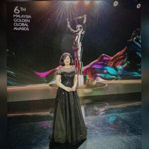 Hong Huifang Instagram - 转眼间又到了跨年倒数的时刻，在2024年来临之前，回顾一下收获满满的2023年！
1) 荣获 ASIAN WORLD FILM FESTIVAL BEST ACTRESS 2022 最佳女主角奖项，由于当天是金马奖的颁奖典礼，洛杉矶也是在当天举办的颁奖典礼，所以无法出席领奖，虽然有点遗憾，但是在2023年，导演亲自去洛杉矶把奖项带回新加坡送到我手上，握着奖项感觉好开心好有成就感。 

2) 出席在意大利举办的影展 FAR EAST FILM FESTIVAL 2023，开阔了我另一个层面的视野，认识了很多来自世界各地的影视专业人士，让我更深入了解不同国家的影视运作。 

3) 出席在悉尼举办的影展  SYDNEY FILM FESTIVAL 2023，观看了很多世界各地的电影，让我获益不浅。 

4) 受邀担任《亚洲说2023》的评审工作，接触到很多优秀的故事与编剧人才。 

5) 受邀担任马来西亚电影节 MALAYSIA GOLDEN GLOBAL AWARDS 的颁奖嘉宾。 

6) 受邀出席釜山户外电影节BIFF 2023的影展嘉宾。 

7) 受邀于新加坡韩国大使馆举办的韩国电影节的座谈会，Ajoomma是当天的开幕片。 

8) 获得由Marketing Institute of Singapore 颁发的 Gold Award for BPBA-Best Personal Brand Award 2023

9) 一个新的里程碑，到台湾的金门拍摄电视剧《不如海边吹吹风》 

10) 获得两个广告代言  New York Skin Solution 和  Interior Times. 

感恩2023年，迎接2024年，我会再接再厉继续努力，提升自己，把更好的呈现给大家。
#2023年12月28日1828点
@the_celebrityagency @catwalktaiwan 
@catwalk.actors
