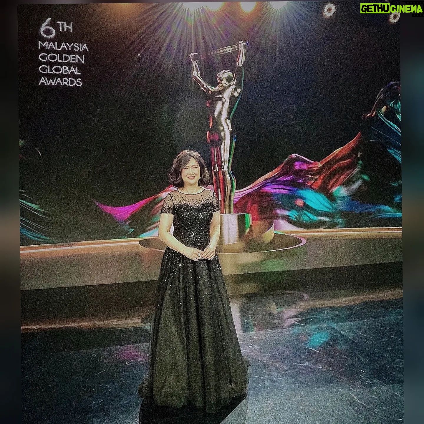 Hong Huifang - 1.2K Likes - 转眼间又到了跨年倒数的时刻，在2024年来临之前，回顾一下收获满满的2023年！
1) 荣获 ASIAN WORLD FILM FESTIVAL BEST ACTRESS 2022 最佳女主角奖项，由于当天是金马奖的颁奖典礼，洛杉矶也是在当天举办的颁奖典礼，所以无法出席领奖，虽然有点遗憾，但是在2023年，导演亲自去洛杉矶把奖项带回新加坡送到我手上，握着奖项感觉好开心好有成就感。 

2) 出席在意大利举办的影展 FAR EAST FILM FESTIVAL 2023，开阔了我另一个层面的视野，认识了很多来自世界各地的影视专业人士，让我更深入了解不同国家的影视运作。 

3) 出席在悉尼举办的影展  SYDNEY FILM FESTIVAL 2023，观看了很多世界各地的电影，让我获益不浅。 

4) 受邀担任《亚洲说2023》的评审工作，接触到很多优秀的故事与编剧人才。 

5) 受邀担任马来西亚电影节 MALAYSIA GOLDEN GLOBAL AWARDS 的颁奖嘉宾。 

6) 受邀出席釜山户外电影节BIFF 2023的影展嘉宾。 

7) 受邀于新加坡韩国大使馆举办的韩国电影节的座谈会，Ajoomma是当天的开幕片。 

8) 获得由Marketing Institute of Singapore 颁发的 Gold Award for BPBA-Best Personal Brand Award 2023

9) 一个新的里程碑，到台湾的金门拍摄电视剧《不如海边吹吹风》 

10) 获得两个广告代言  New York Skin Solution 和  Interior Times. 

感恩2023年，迎接2024年，我会再接再厉继续努力，提升自己，把更好的呈现给大家。
#2023年12月28日1828点
@the_celebrityagency @catwalktaiwan 
@catwalk.actors