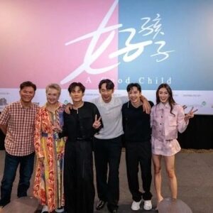 Hong Huifang Instagram - Movie press conference of 《A Good Child》 ,where i will take on the role of a dementia ailed mother of a drag queen. The movie is helmed by director Ong Kuo Sin @burger_gs, Looking forward to the shoot!
电影 《好孩子》开镜记者招待会，我将与导演王國燊 @burger_gs 攜手合作的一部新作品，在電影中飾演一名變裝皇后的母親，且患有失智症, 我為此作品做了很多功課，希望能呈現給觀眾最真實的演出。
#AGoodChildMovie #好孩子
Accounts:
@byleftproductions (Production)
@cloverfilmssg (Production)
@goldenvillagepictures (Theatrical
Partner)
@burger_gs (Director)
@richiekrq
@honghuifang
@luszeming
@charliegoh13
@_ cherylchou.
@the_celebrityagency @catwalktaiwan