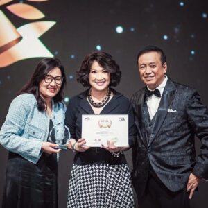 Hong Huifang Instagram - 转眼间又到了跨年倒数的时刻，在2024年来临之前，回顾一下收获满满的2023年！
1) 荣获 ASIAN WORLD FILM FESTIVAL BEST ACTRESS 2022 最佳女主角奖项，由于当天是金马奖的颁奖典礼，洛杉矶也是在当天举办的颁奖典礼，所以无法出席领奖，虽然有点遗憾，但是在2023年，导演亲自去洛杉矶把奖项带回新加坡送到我手上，握着奖项感觉好开心好有成就感。 

2) 出席在意大利举办的影展 FAR EAST FILM FESTIVAL 2023，开阔了我另一个层面的视野，认识了很多来自世界各地的影视专业人士，让我更深入了解不同国家的影视运作。 

3) 出席在悉尼举办的影展  SYDNEY FILM FESTIVAL 2023，观看了很多世界各地的电影，让我获益不浅。 

4) 受邀担任《亚洲说2023》的评审工作，接触到很多优秀的故事与编剧人才。 

5) 受邀担任马来西亚电影节 MALAYSIA GOLDEN GLOBAL AWARDS 的颁奖嘉宾。 

6) 受邀出席釜山户外电影节BIFF 2023的影展嘉宾。 

7) 受邀于新加坡韩国大使馆举办的韩国电影节的座谈会，Ajoomma是当天的开幕片。 

8) 获得由Marketing Institute of Singapore 颁发的 Gold Award for BPBA-Best Personal Brand Award 2023

9) 一个新的里程碑，到台湾的金门拍摄电视剧《不如海边吹吹风》 

10) 获得两个广告代言  New York Skin Solution 和  Interior Times. 

感恩2023年，迎接2024年，我会再接再厉继续努力，提升自己，把更好的呈现给大家。
#2023年12月28日1828点
@the_celebrityagency @catwalktaiwan 
@catwalk.actors