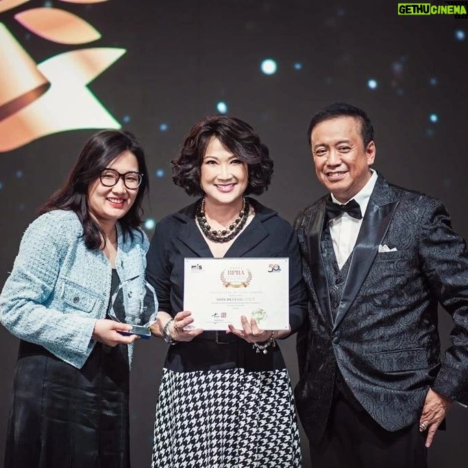 Hong Huifang - 1.2K Likes - 转眼间又到了跨年倒数的时刻，在2024年来临之前，回顾一下收获满满的2023年！
1) 荣获 ASIAN WORLD FILM FESTIVAL BEST ACTRESS 2022 最佳女主角奖项，由于当天是金马奖的颁奖典礼，洛杉矶也是在当天举办的颁奖典礼，所以无法出席领奖，虽然有点遗憾，但是在2023年，导演亲自去洛杉矶把奖项带回新加坡送到我手上，握着奖项感觉好开心好有成就感。 

2) 出席在意大利举办的影展 FAR EAST FILM FESTIVAL 2023，开阔了我另一个层面的视野，认识了很多来自世界各地的影视专业人士，让我更深入了解不同国家的影视运作。 

3) 出席在悉尼举办的影展  SYDNEY FILM FESTIVAL 2023，观看了很多世界各地的电影，让我获益不浅。 

4) 受邀担任《亚洲说2023》的评审工作，接触到很多优秀的故事与编剧人才。 

5) 受邀担任马来西亚电影节 MALAYSIA GOLDEN GLOBAL AWARDS 的颁奖嘉宾。 

6) 受邀出席釜山户外电影节BIFF 2023的影展嘉宾。 

7) 受邀于新加坡韩国大使馆举办的韩国电影节的座谈会，Ajoomma是当天的开幕片。 

8) 获得由Marketing Institute of Singapore 颁发的 Gold Award for BPBA-Best Personal Brand Award 2023

9) 一个新的里程碑，到台湾的金门拍摄电视剧《不如海边吹吹风》 

10) 获得两个广告代言  New York Skin Solution 和  Interior Times. 

感恩2023年，迎接2024年，我会再接再厉继续努力，提升自己，把更好的呈现给大家。
#2023年12月28日1828点
@the_celebrityagency @catwalktaiwan 
@catwalk.actors