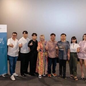 Hong Huifang Instagram - Movie press conference of 《A Good Child》 ,where i will take on the role of a dementia ailed mother of a drag queen. The movie is helmed by director Ong Kuo Sin @burger_gs, Looking forward to the shoot!
电影 《好孩子》开镜记者招待会，我将与导演王國燊 @burger_gs 攜手合作的一部新作品，在電影中飾演一名變裝皇后的母親，且患有失智症, 我為此作品做了很多功課，希望能呈現給觀眾最真實的演出。
#AGoodChildMovie #好孩子
Accounts:
@byleftproductions (Production)
@cloverfilmssg (Production)
@goldenvillagepictures (Theatrical
Partner)
@burger_gs (Director)
@richiekrq
@honghuifang
@luszeming
@charliegoh13
@_ cherylchou.
@the_celebrityagency @catwalktaiwan