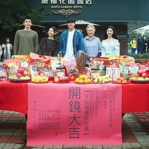 Hong Huifang Instagram - 转眼间又到了跨年倒数的时刻，在2024年来临之前，回顾一下收获满满的2023年！
1) 荣获 ASIAN WORLD FILM FESTIVAL BEST ACTRESS 2022 最佳女主角奖项，由于当天是金马奖的颁奖典礼，洛杉矶也是在当天举办的颁奖典礼，所以无法出席领奖，虽然有点遗憾，但是在2023年，导演亲自去洛杉矶把奖项带回新加坡送到我手上，握着奖项感觉好开心好有成就感。 

2) 出席在意大利举办的影展 FAR EAST FILM FESTIVAL 2023，开阔了我另一个层面的视野，认识了很多来自世界各地的影视专业人士，让我更深入了解不同国家的影视运作。 

3) 出席在悉尼举办的影展  SYDNEY FILM FESTIVAL 2023，观看了很多世界各地的电影，让我获益不浅。 

4) 受邀担任《亚洲说2023》的评审工作，接触到很多优秀的故事与编剧人才。 

5) 受邀担任马来西亚电影节 MALAYSIA GOLDEN GLOBAL AWARDS 的颁奖嘉宾。 

6) 受邀出席釜山户外电影节BIFF 2023的影展嘉宾。 

7) 受邀于新加坡韩国大使馆举办的韩国电影节的座谈会，Ajoomma是当天的开幕片。 

8) 获得由Marketing Institute of Singapore 颁发的 Gold Award for BPBA-Best Personal Brand Award 2023

9) 一个新的里程碑，到台湾的金门拍摄电视剧《不如海边吹吹风》 

10) 获得两个广告代言  New York Skin Solution 和  Interior Times. 

感恩2023年，迎接2024年，我会再接再厉继续努力，提升自己，把更好的呈现给大家。
#2023年12月28日1828点
@the_celebrityagency @catwalktaiwan 
@catwalk.actors
