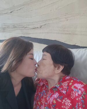 Hong Ji-min Instagram - 꽃보다 더 이쁜 🌸 😍 울엄마 
💚 사랑해 엄마 💕 ❤️ 
지금처럼만 그저 
그저 감사할뿐입니당 

같은말 100번해도 
같은 노래 100번 불러도 좋아 엄마 👩 🎶 😍 😄 👍🏾 
지금처럼만 

#93세 #친정엄마 
#감사