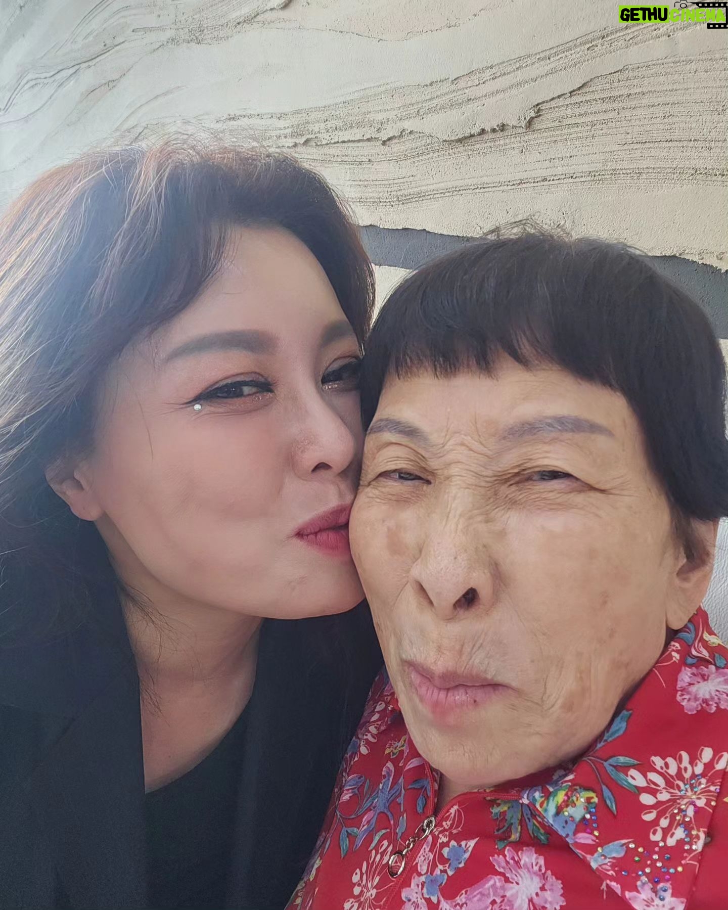 Hong Ji-min - 563 Likes - 꽃보다 더 이쁜 🌸 😍 울엄마
💚 사랑해 엄마 💕 ❤️
지금처럼만 그저
그저 감사할뿐입니당
같은말 100번해도
같은 노래 100번 불러도 좋아 엄마 👩 🎶 😍 😄 👍🏾
지금처럼만
#93세 #친정엄마
#감사