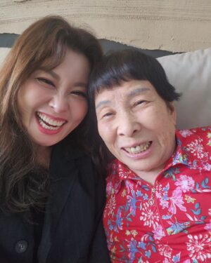 Hong Ji-min Instagram - 꽃보다 더 이쁜 🌸 😍 울엄마 
💚 사랑해 엄마 💕 ❤️ 
지금처럼만 그저 
그저 감사할뿐입니당 

같은말 100번해도 
같은 노래 100번 불러도 좋아 엄마 👩 🎶 😍 😄 👍🏾 
지금처럼만 

#93세 #친정엄마 
#감사