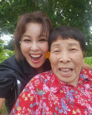 Hong Ji-min Instagram - 꽃보다 더 이쁜 🌸 😍 울엄마 
💚 사랑해 엄마 💕 ❤️ 
지금처럼만 그저 
그저 감사할뿐입니당 

같은말 100번해도 
같은 노래 100번 불러도 좋아 엄마 👩 🎶 😍 😄 👍🏾 
지금처럼만 

#93세 #친정엄마 
#감사